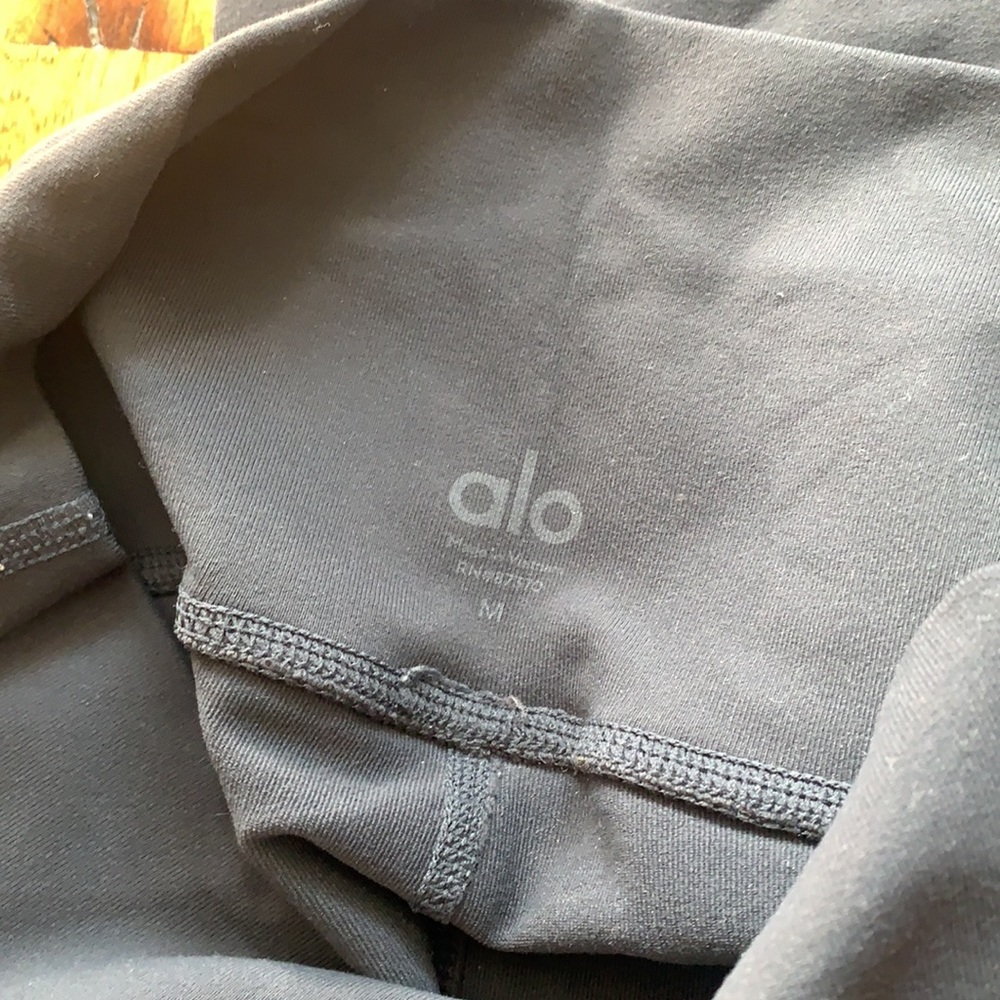 Alo Yoga’s 2 leggings in good condition - Picture 2 of 4